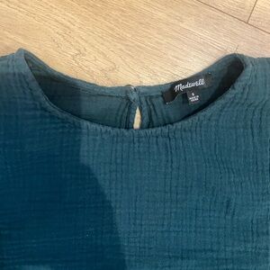 Madewell Women’s Small forest green linen top! 💚